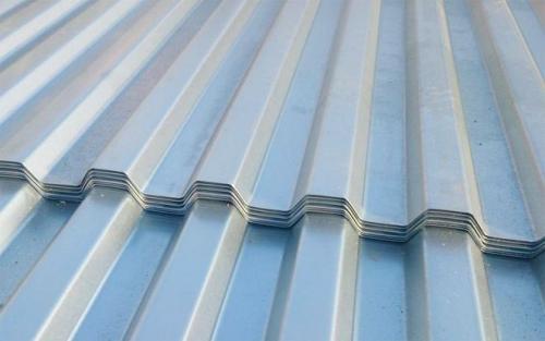 Обшивка дома профнастилом. Выбираем профнастил и учимся обшивать дом