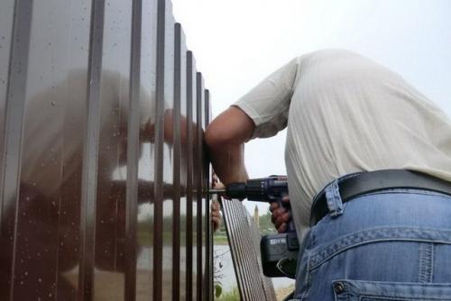 Сделать забор. Заборы для частного дома своими руками из профнастила 07 Сделать забор. Заборы для частного дома своими руками из профнастила 07