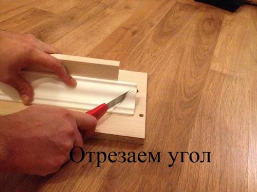 Потолочный карниз на жидкие гвозди. Монтаж потолочного плинтуса.