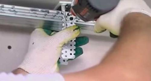 Как установить потолочный карниз на гипсокартон. Способ 1 – специальное укрепление основания