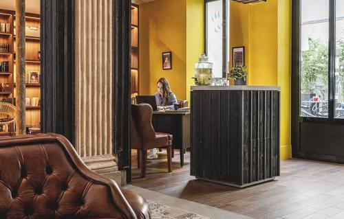 Флора и элегантность: отель в старинном здании в Париже 09