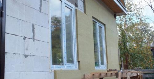 Чем отделать стены из пеноблока внутри дома. Особенности отделки стен из пеноблоков