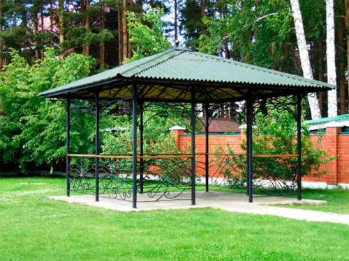 Комбинированные беседки из металла и дерева. Как сделать беседку из металла своими руками