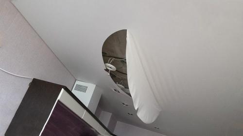 Можно ли на натяжной потолок клеить скотч. Как заклеить натяжной потолок: способы практичные и оригинальные