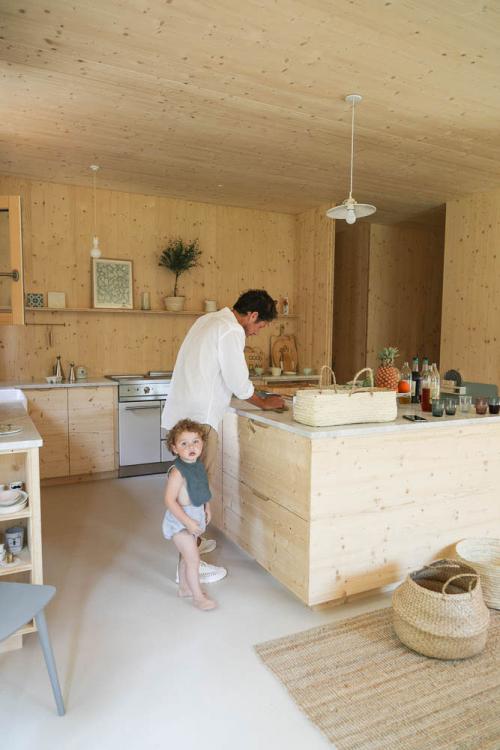 Интерьер из дерева, бассейн и потрясающая природа 02