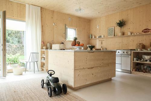 Интерьер из дерева, бассейн и потрясающая природа 01