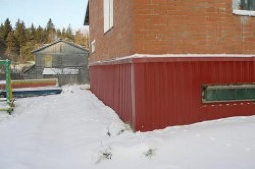 Цоколь обшить профлистом. Отделка цоколя частного дома профлистом 02