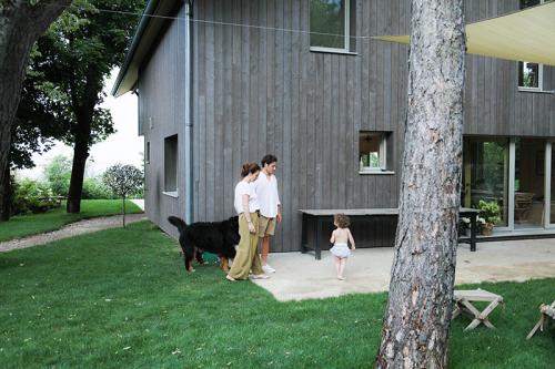 Интерьер из дерева, бассейн и потрясающая природа 07