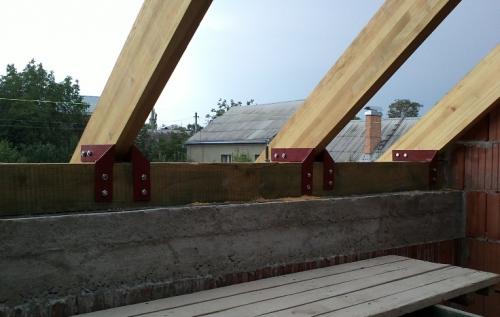 Как привязать крышу к стенам. Как правильно выполнить крепление мауэрлата к стене дома?