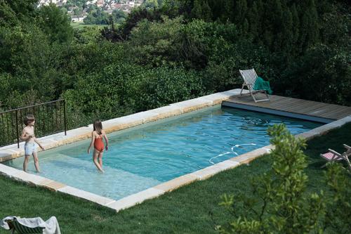 Интерьер из дерева, бассейн и потрясающая природа 08