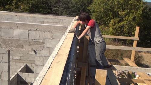 Как привязать крышу к стенам. Как правильно выполнить крепление мауэрлата к стене дома?