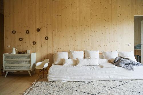 Интерьер из дерева, бассейн и потрясающая природа 14