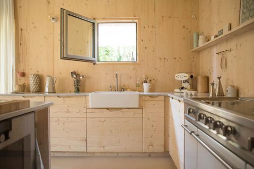 Интерьер из дерева, бассейн и потрясающая природа 03