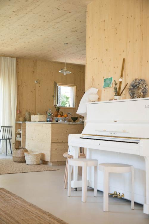 Интерьер из дерева, бассейн и потрясающая природа 09