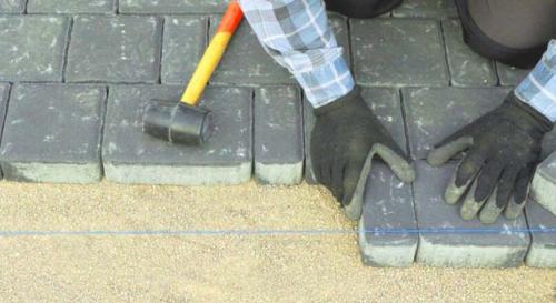 На что положить тротуарную плитку. Необходимые для укладки материалы