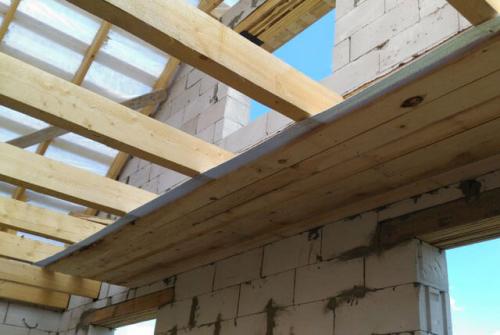 Устройство потолка в деревянном доме. Как сделать черновой потолок по деревянным балкам – варианты монтажа, инструкция