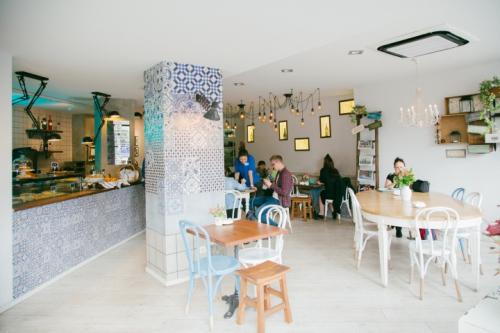 Дизайн колонны в интерьере кафе. Потрясающий винтажный дизайн уютного кафе Tartela