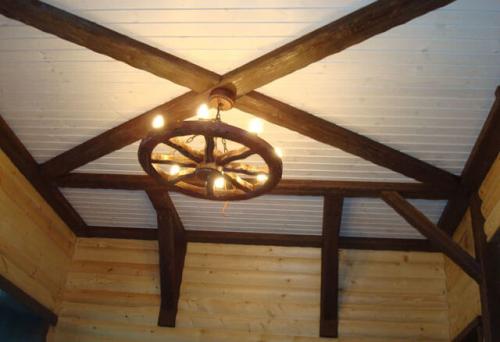 Интерьер с балками на потолке. Стили интерьеров, где балочные конструкции наиболее уместны 01