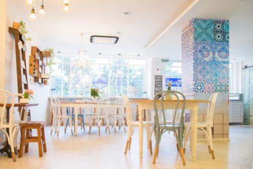 Дизайн колонны в интерьере кафе. Потрясающий винтажный дизайн уютного кафе Tartela