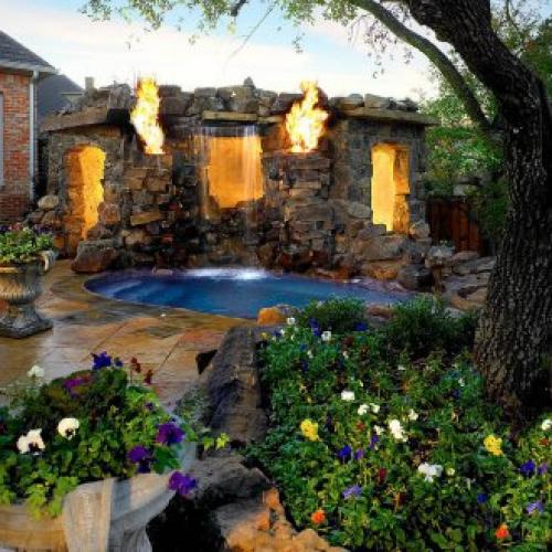 Ландшафтный дизайн участка с домом в центре. Элементы досуга и дорожки