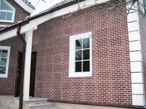 Отделка окон кирпичом другого цвета. Клинкерные изделия