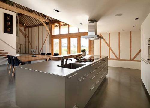 Современная кухня в бывшем сарае 04