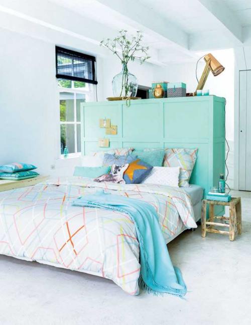 Бирюзовая спальня с креативным изголовьем 01