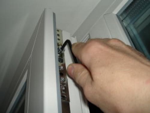 Не закрывается пластиковое окно, что-то мешает. Что делать