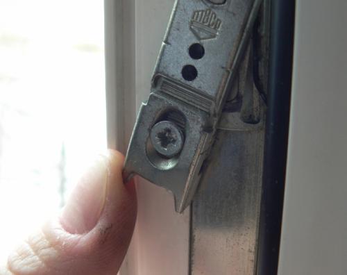 Туго поворачивается ручка пластикового окна. Поломки и деформация блокиратора: ручка окна не поворачивается вверх, вниз и в сторону