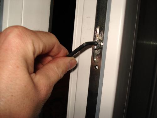 Как отрегулировать пластиковые окна на зимний период. Как перевести эксцентрики на сильный прижим своими руками