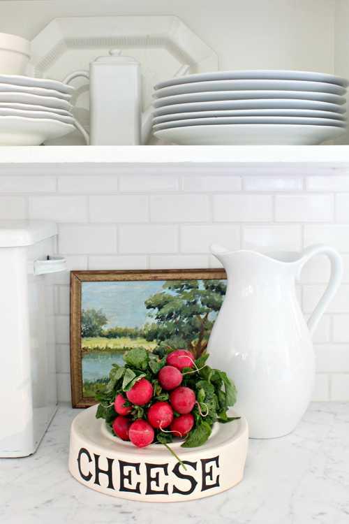 Уютная белоснежная кухня 03