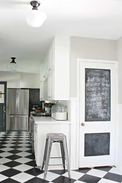 Уютная белоснежная кухня 07