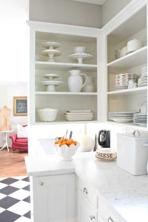 Уютная белоснежная кухня 08