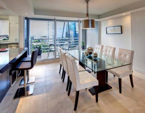 Чем накрыть стеклянный стол. Нюансы использования стеклянных столов на кухне в закладки 8