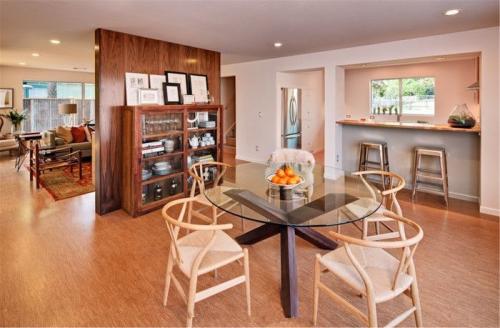 Чем накрыть стеклянный стол. Нюансы использования стеклянных столов на кухне в закладки 8