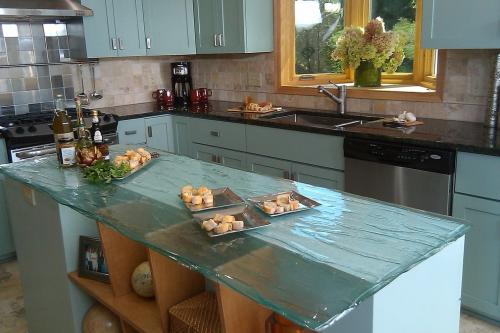 Чем накрыть стеклянный стол. Нюансы использования стеклянных столов на кухне в закладки 8