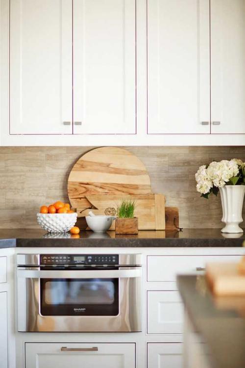 Уютная кухня в спокойных тонах 06