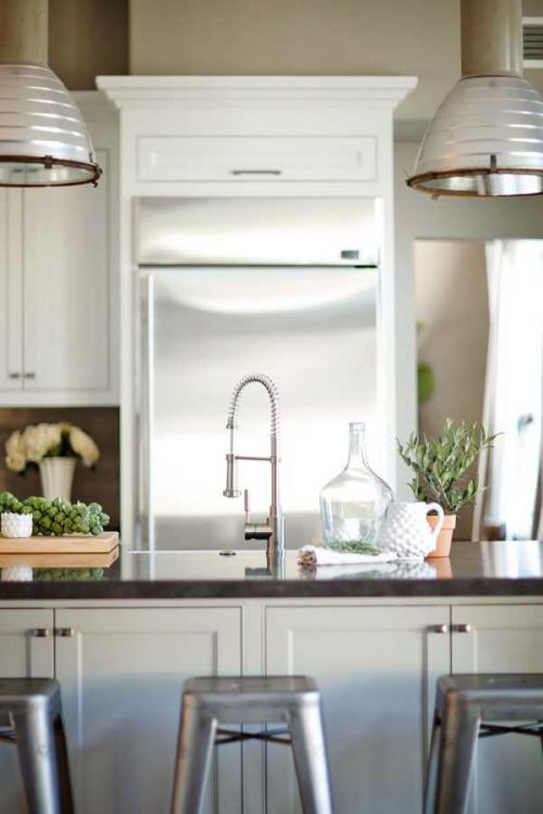 Уютная кухня в спокойных тонах 01