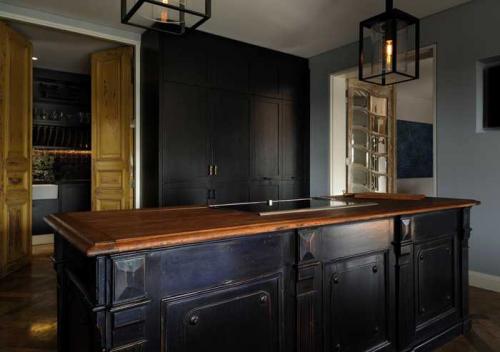 Стильная чёрная кухня 03