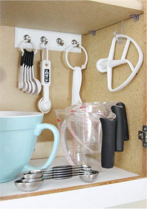 Порядок на маленькой кухне. 	На маленькой кухне необходимо задействовать нестандартные места хранения