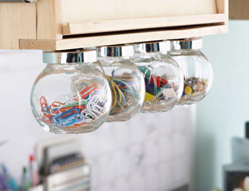 Порядок на маленькой кухне. 	На маленькой кухне необходимо задействовать нестандартные места хранения