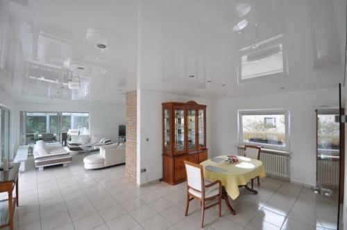 Низкие потолки в частном доме, как зрительно увеличить. Использование цветовых эффектов