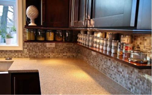 Порядок на маленькой кухне. 	На маленькой кухне необходимо задействовать нестандартные места хранения