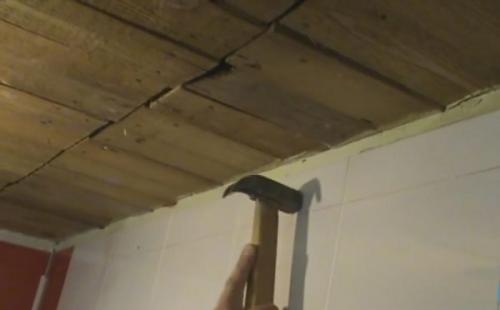 Потолок реечный алюминиевый в ванной. Установка подвесов