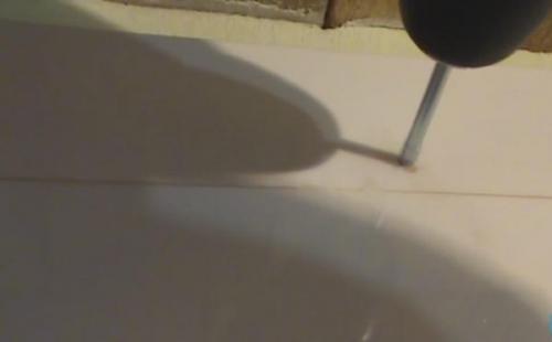 Потолок реечный алюминиевый в ванной. Установка подвесов