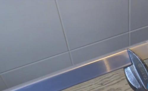 Потолок реечный алюминиевый в ванной. Установка подвесов