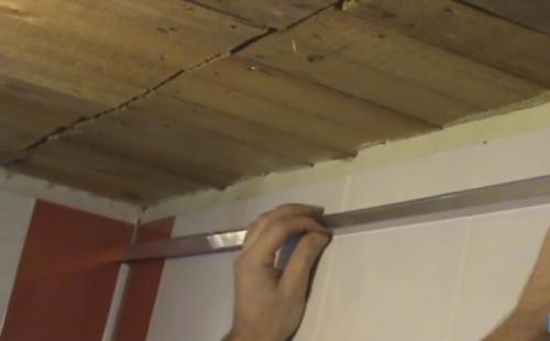 Потолок реечный алюминиевый в ванной. Установка подвесов