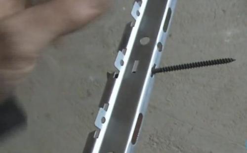 Потолок реечный алюминиевый в ванной. Установка подвесов