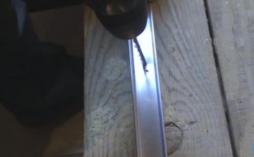 Потолок реечный алюминиевый в ванной. Установка подвесов