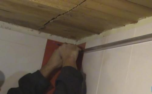 Потолок реечный алюминиевый в ванной. Установка подвесов